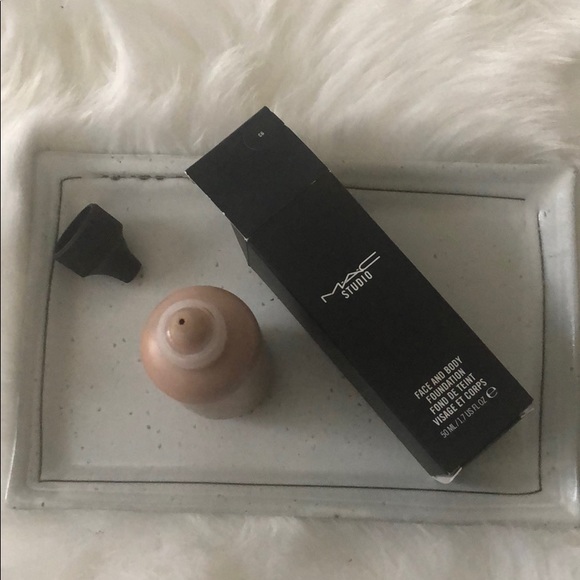 MAC FACE AND BODY FOUNDATION 

SHADE/COLOR - C6 - Picture 2 of 3